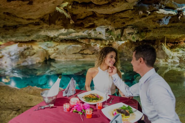 Cena romántica dentro del cenote