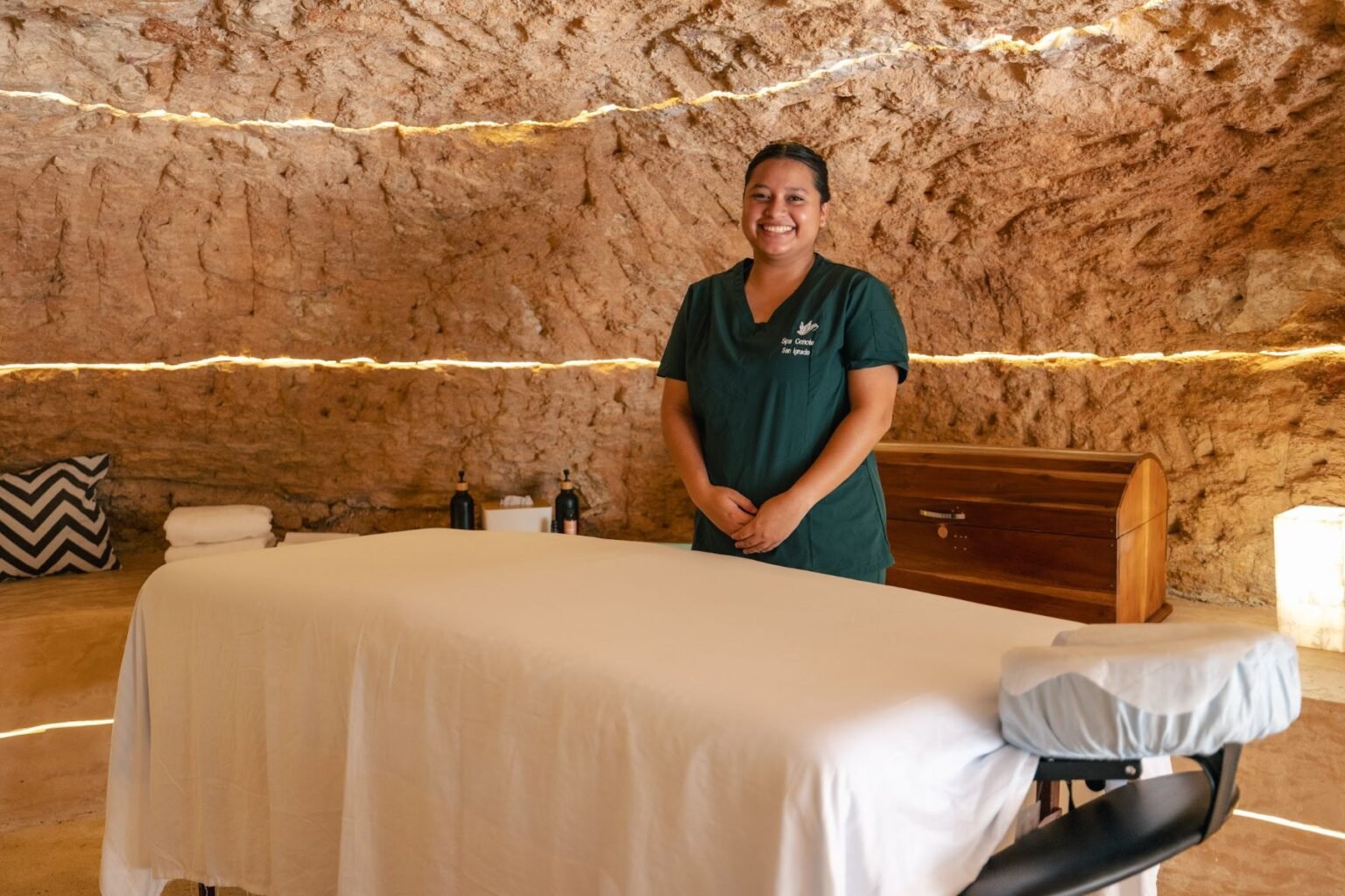 Terapeuta del Spa La Caverna junto a la cama de masaje