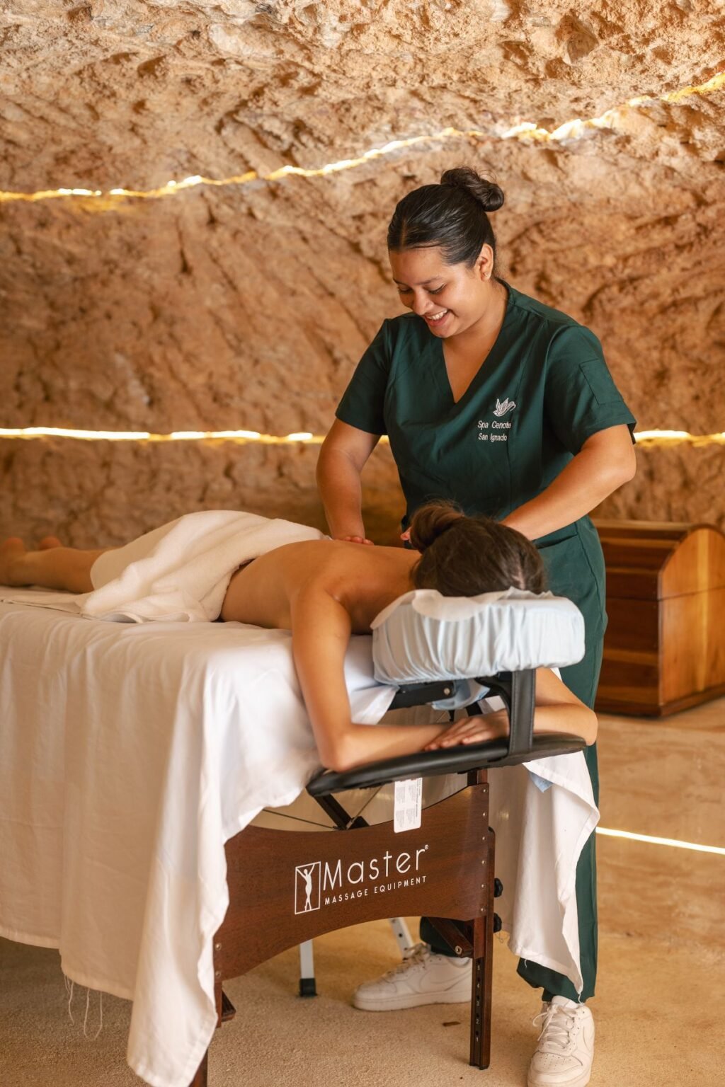 Masaje terapéutico en la espalda en Spa La Caverna