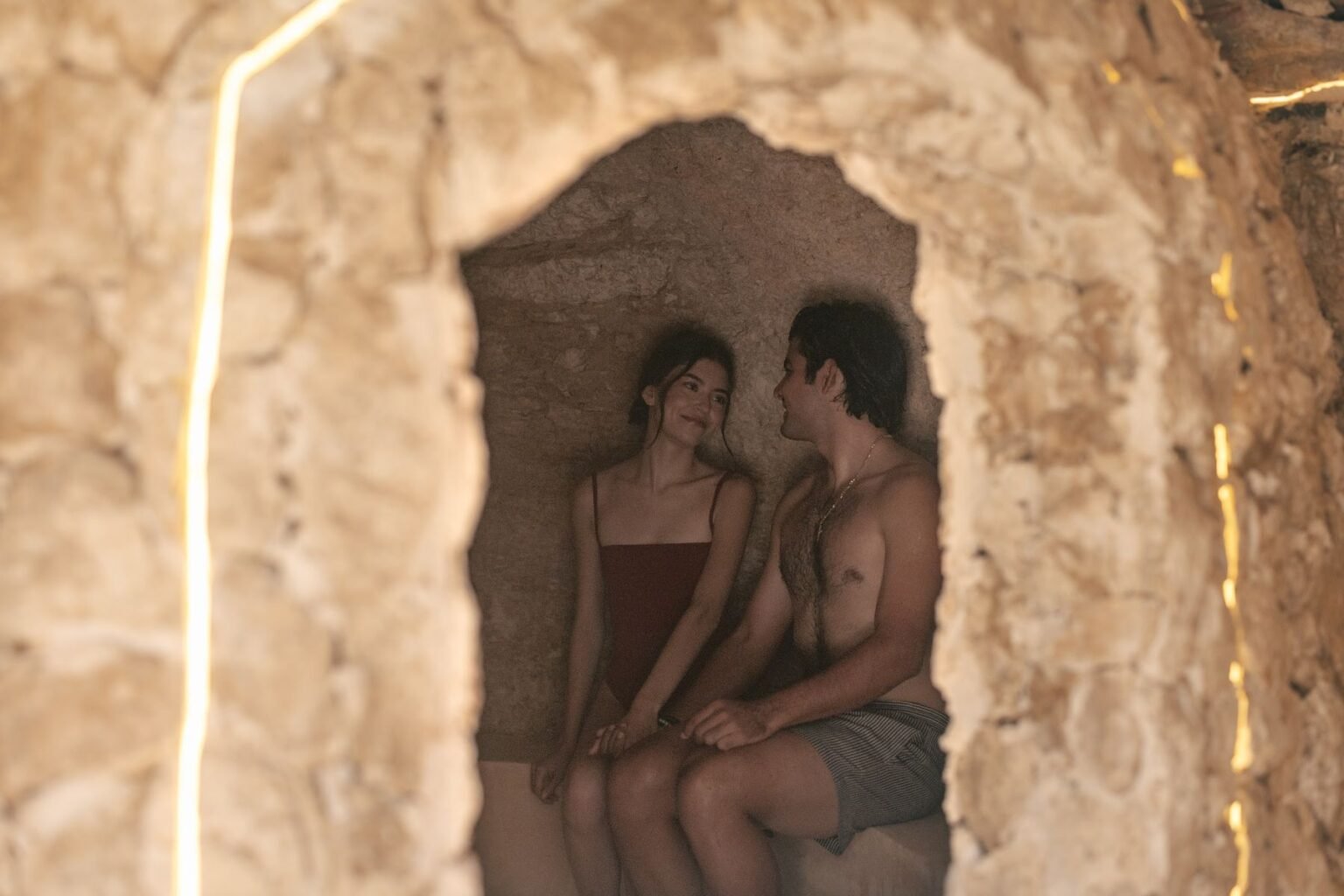 Pareja en la entrada del temazcal de Spa La Caverna